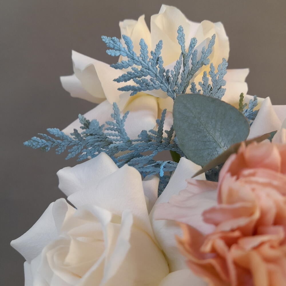 Авторская композиция из французских роз с голубой туей в шляпной коробке