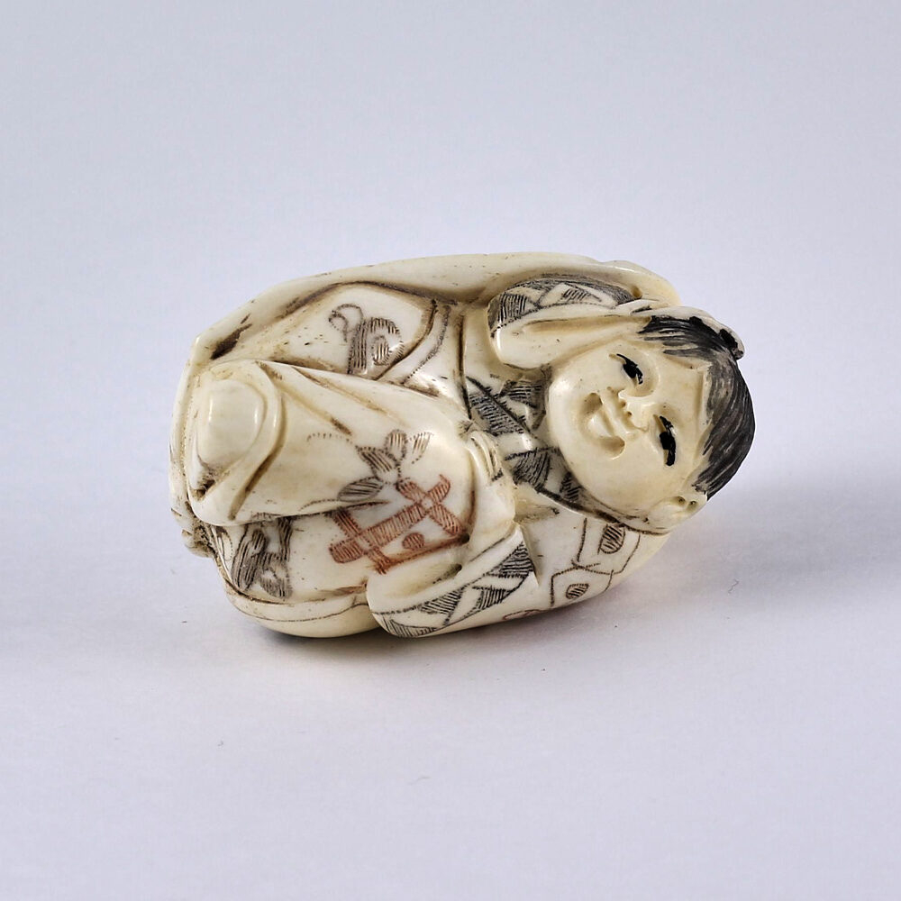 Нэцкэ Ребенок Карако на огромном листочке