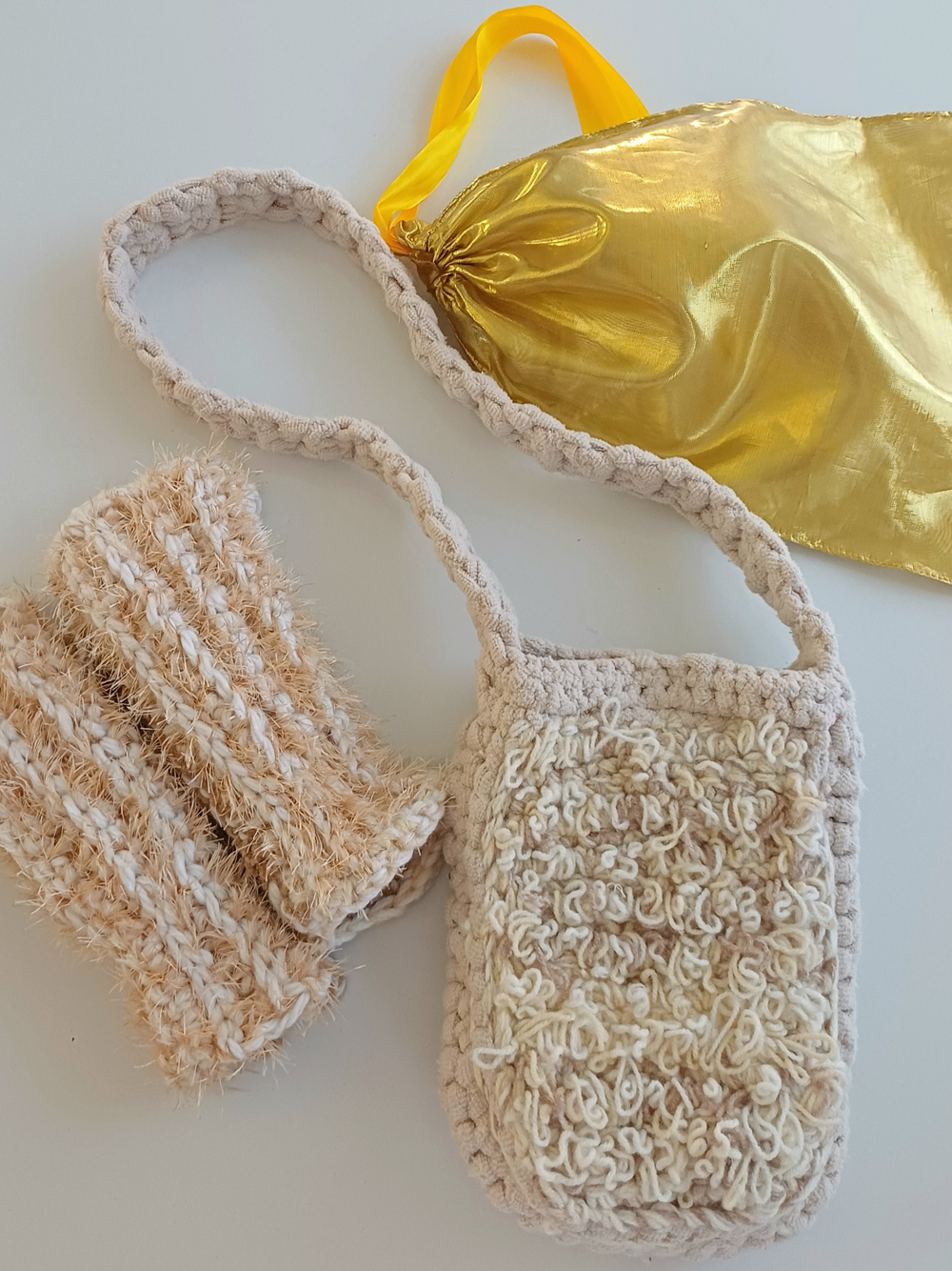 Вязаная сумочка и митенки