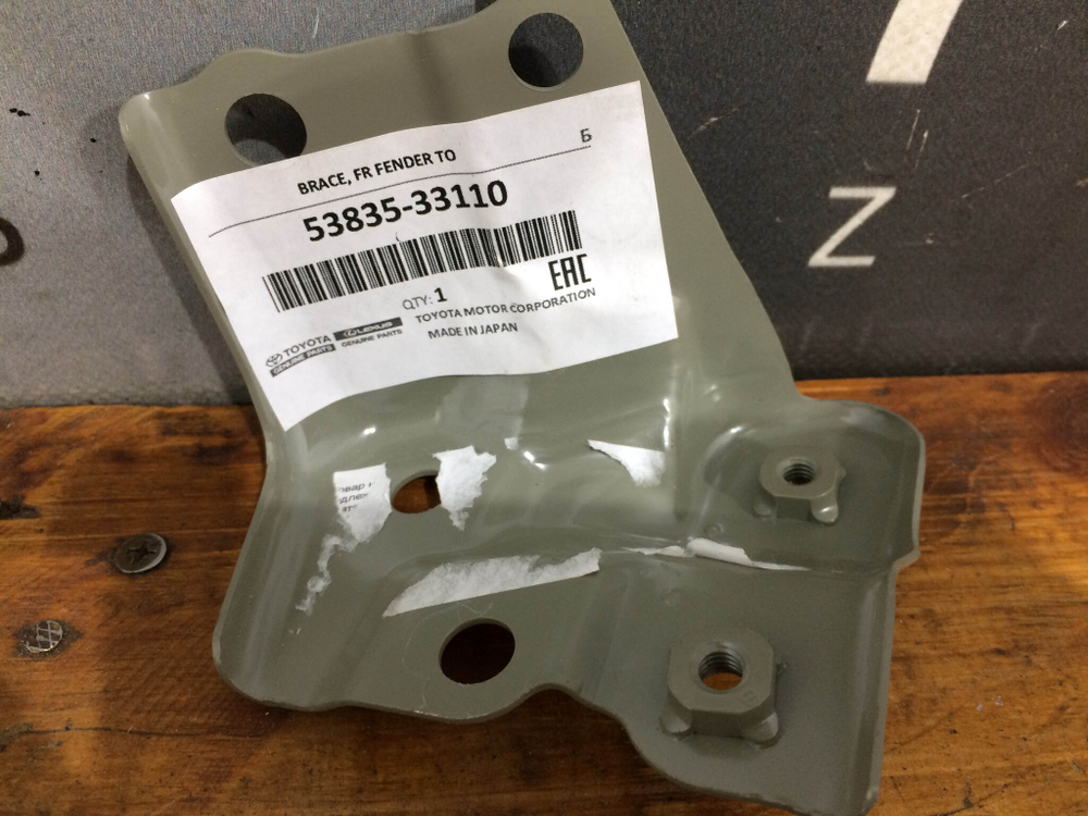 Кронштейн крыла правого Toyota Camry (XV70) Новый Оригинал 5383533110