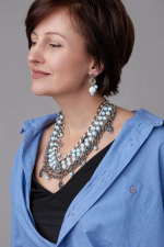 Колье многорядное с голубыми кристаллами, монетами с профилем Елизаветы II, оттенок серебро