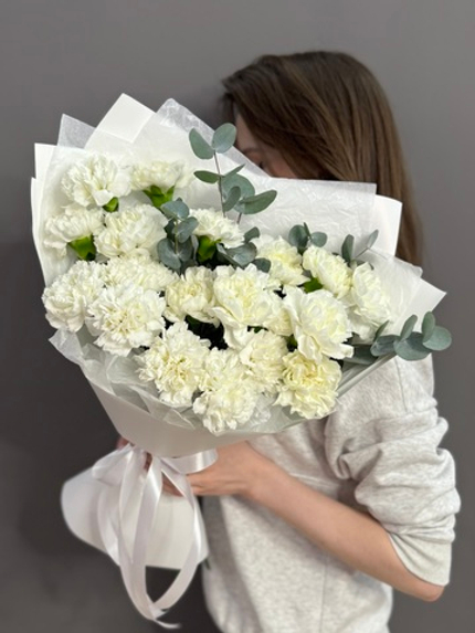 Букет из 19 белых диантусов и веточек эвкалипта