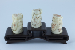 Сет нэцкэ 3 бога Дзюродзин, Фукурокудзю и Бисямонтен на подставке