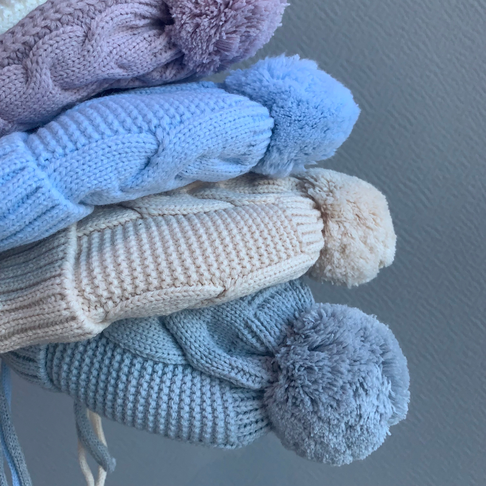 Шапочка вязаная с помпушкой