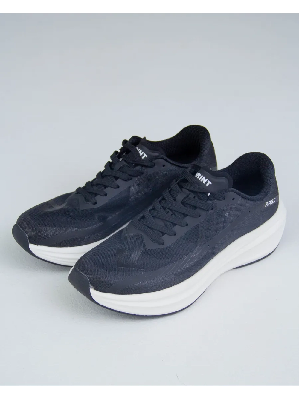 Беговые кроссовки с сетчатой, дышащей подкладой.