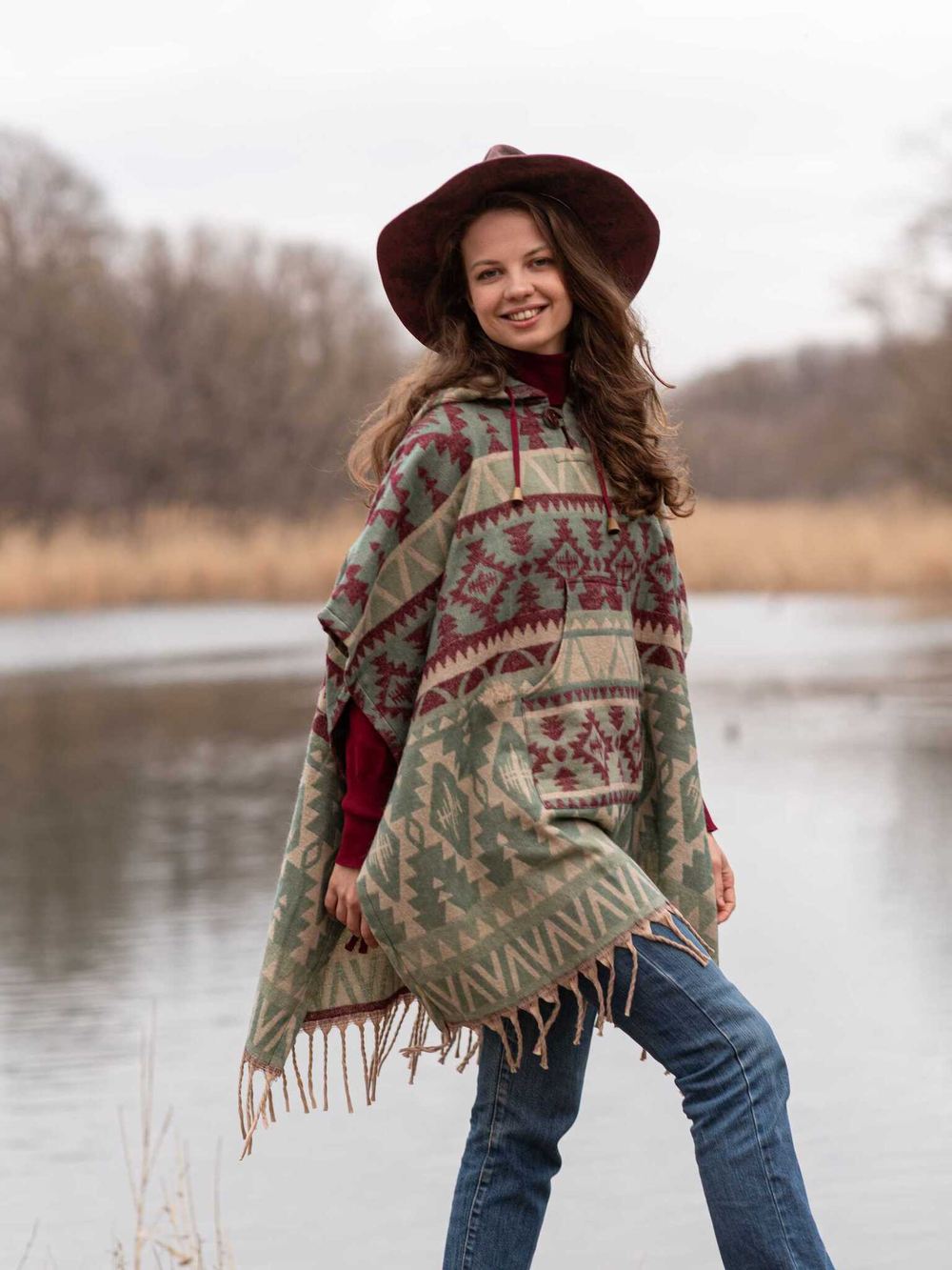 Пончо шерстяное с орнаментом