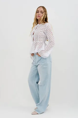 Блуза из шитья на завязках с баской белого цвета