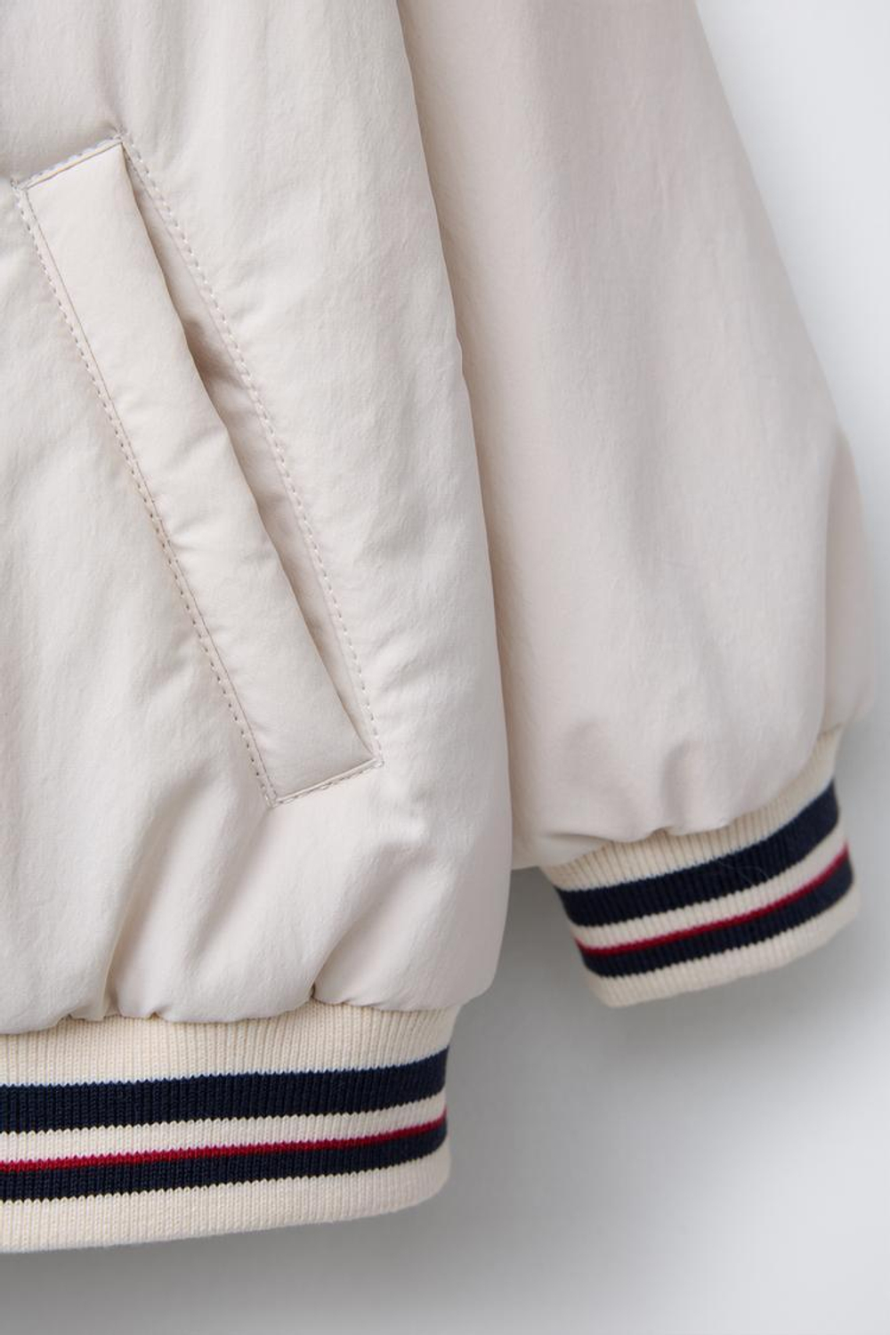 ZARA БОМБЕР В СТИЛЕ ПРЕППИ ИЗ ВЫСОКОТЕХНОЛОГИЧНОЙ ТКАНИ, ЭКРЮ