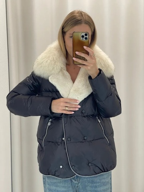 Черно-белый двубортный пуховик с мехом