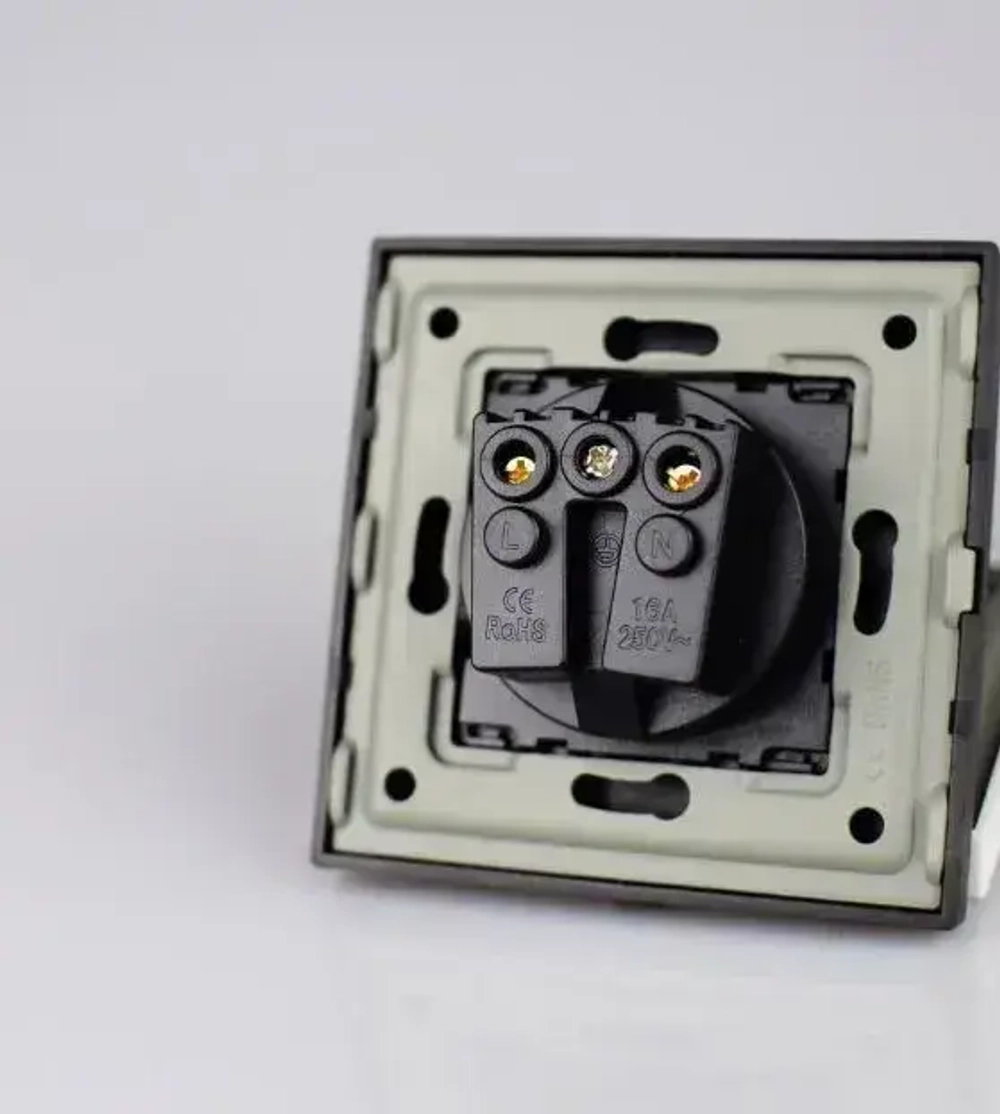 Розетки черные с заземлением и защитными шторками от детей, евророзетки