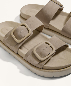 OYSHO Замшевые сандалии на платформе с пряжкой, песочный