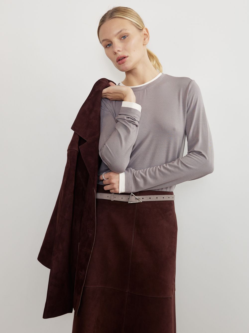 БАЗОВЫЙ ТОНКИЙ РЕМЕНЬ С ТРЕУГОЛЬНОЙ ПРЯЖКОЙ ЗАМША СЕРЫЙ