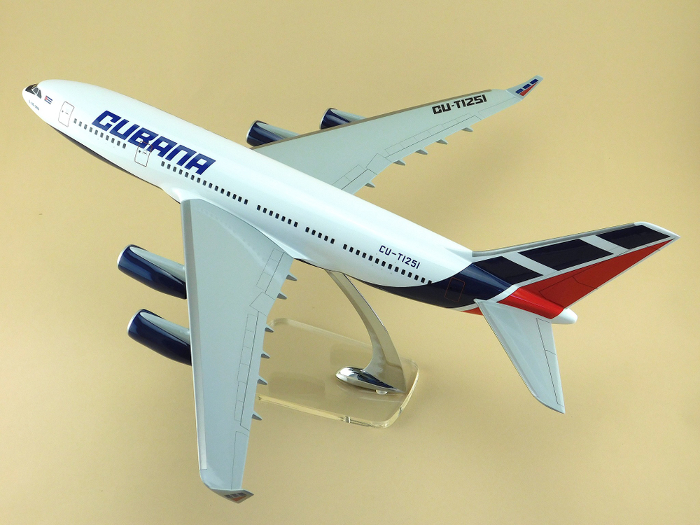 Модель самолета Ил-96-300 (М1:100, CUBANА)