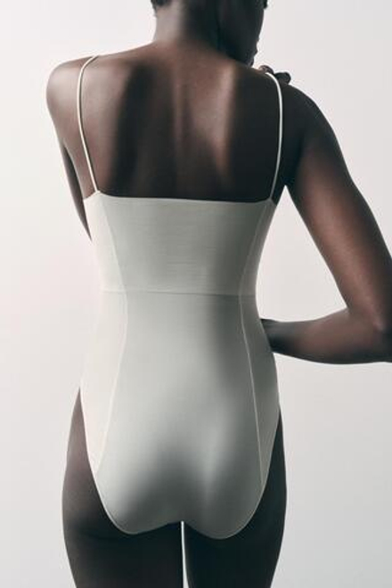 ZARA БОДИ ОБЛЕГАЮЩЕГО КРОЯ С БРЕТЕЛЯМИ И ДЕКОРАТИВНОЙ СТРОЧКОЙ, БЕЛЫЙ