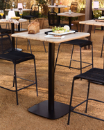 Высокий барный стол Saura черный со столешницей из акации