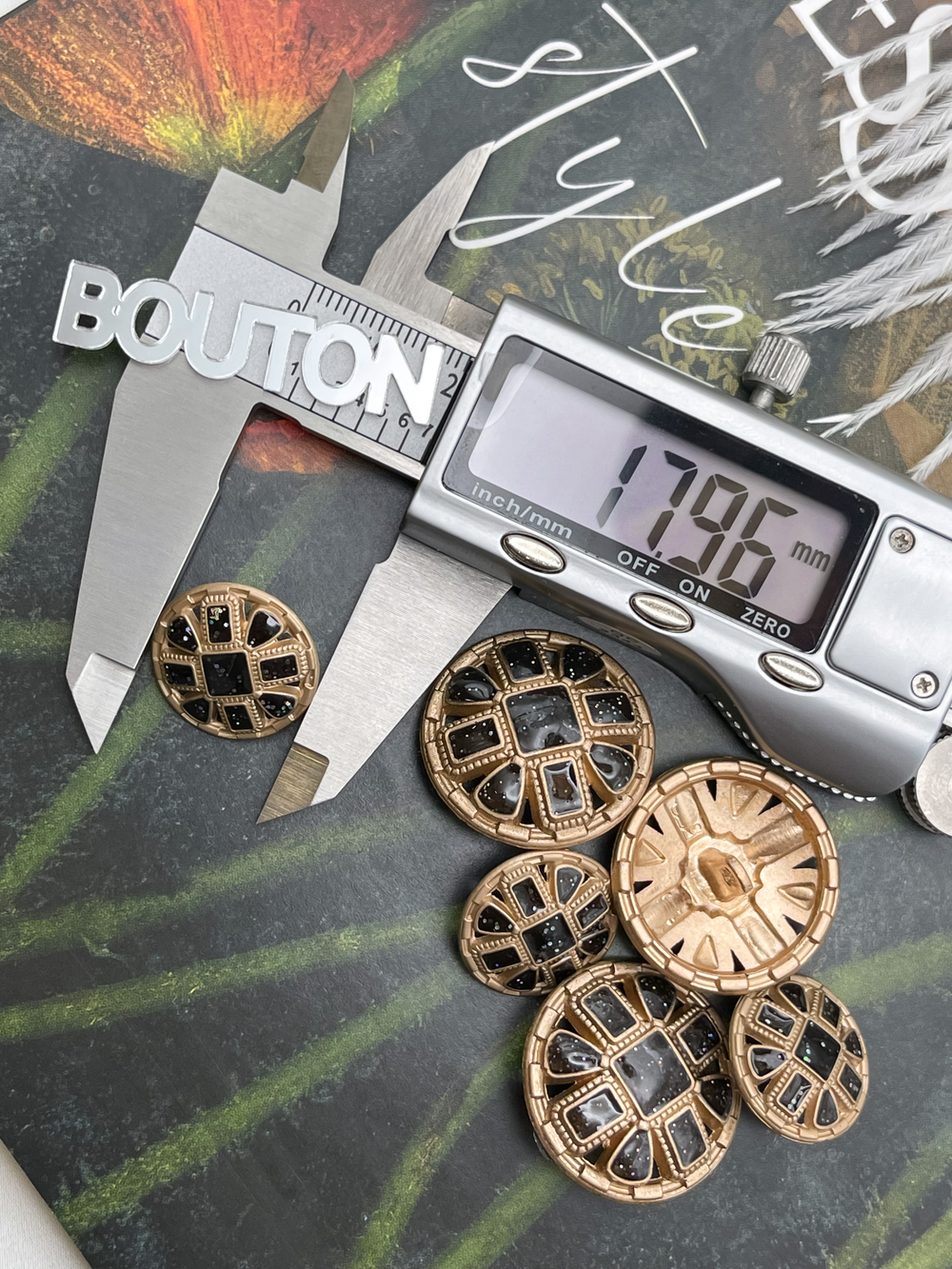 Пуговицы матовый золотистый металл с черной эмалью блестками и квадратными деталями