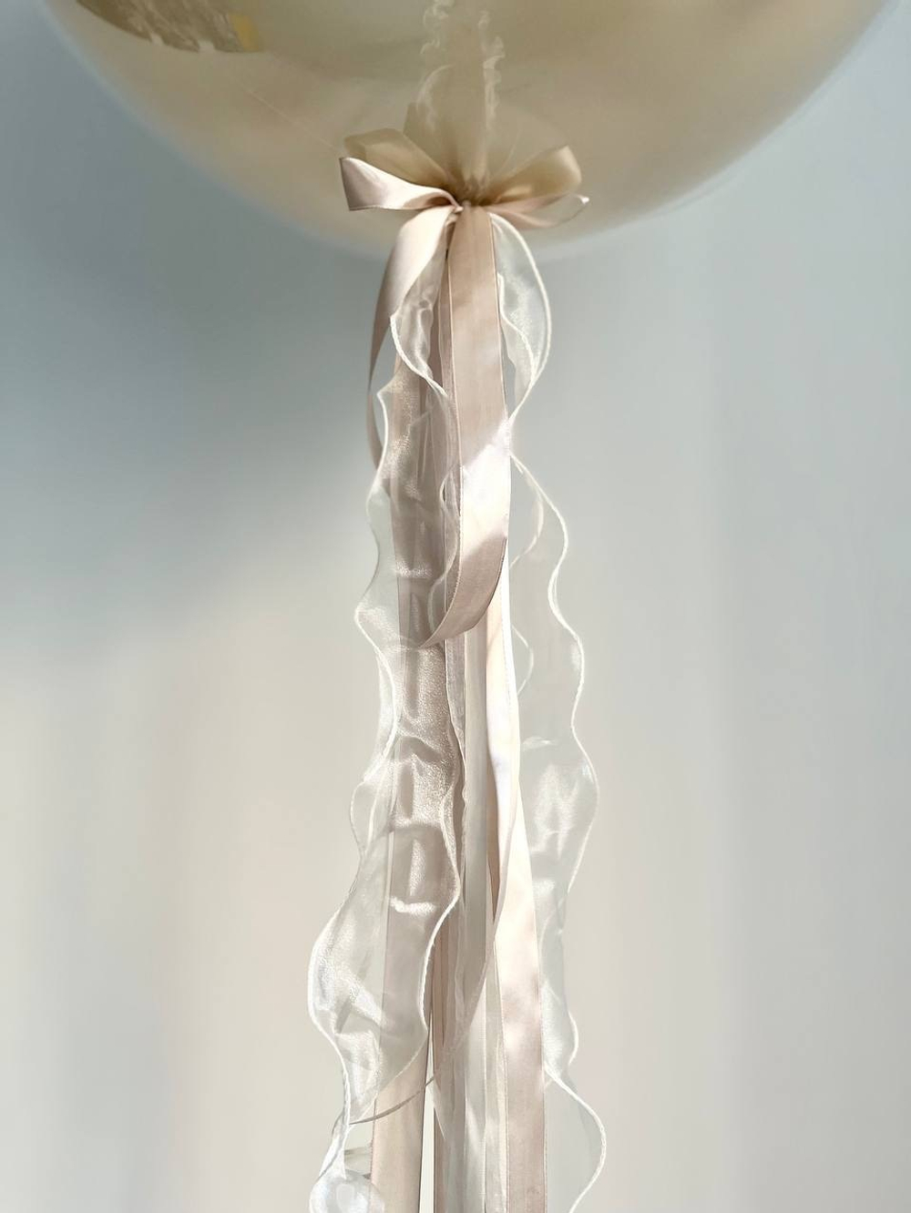 Кремовые воздушные шары с бантиками №2877