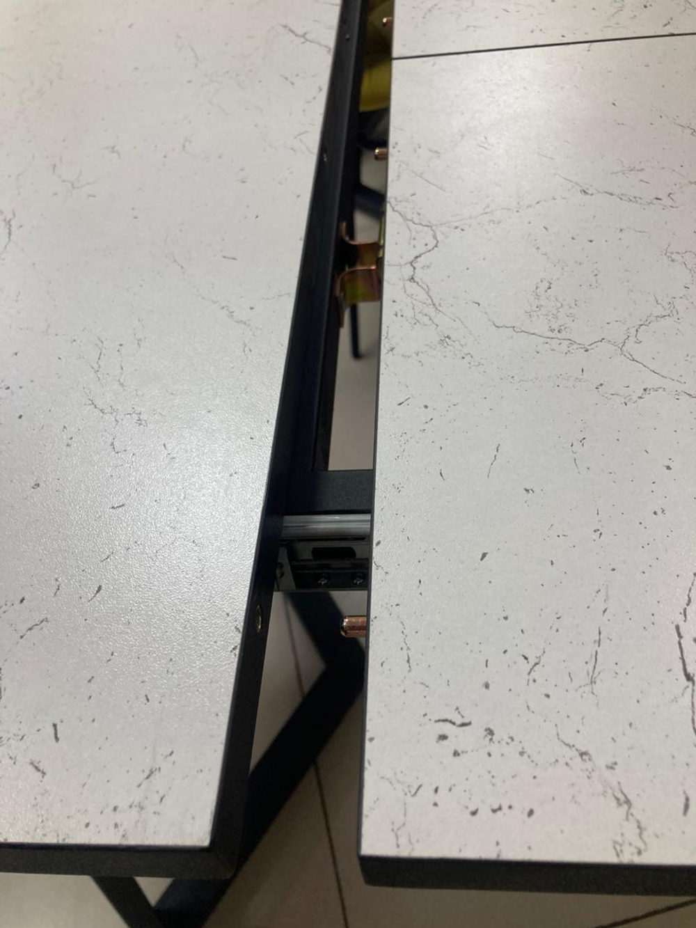 Стол разд пластик Миллер бабочка К-т ног №5 черный Царг.пояс 930 черный Ст-ца мрамор марквина белый