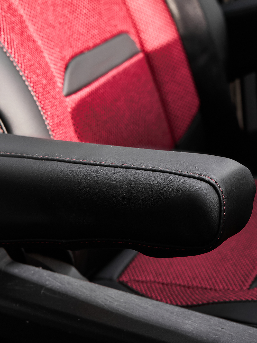 Чехлы Люкс Mercedes Actros MP3 (экокожа, черный, красная вставка (рогожка))