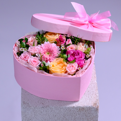 Купить Нежная композиция-сердце с герберой в шляпной коробке #988