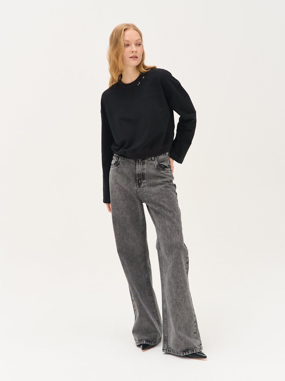 Свитшот укороченный с декором "Уголь" женский