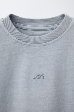 ZARA ФУТБОЛКА GARMENT DYE С ВЫШИТЫМ ЛОГОТИПОМ, ЛИНЯЛЫЙ СИНИЙ