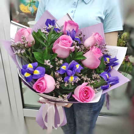 Букет с ирисами и розами