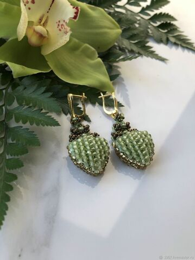 Серьги из бисера "Ника" ручной работы с камнем Хризолит