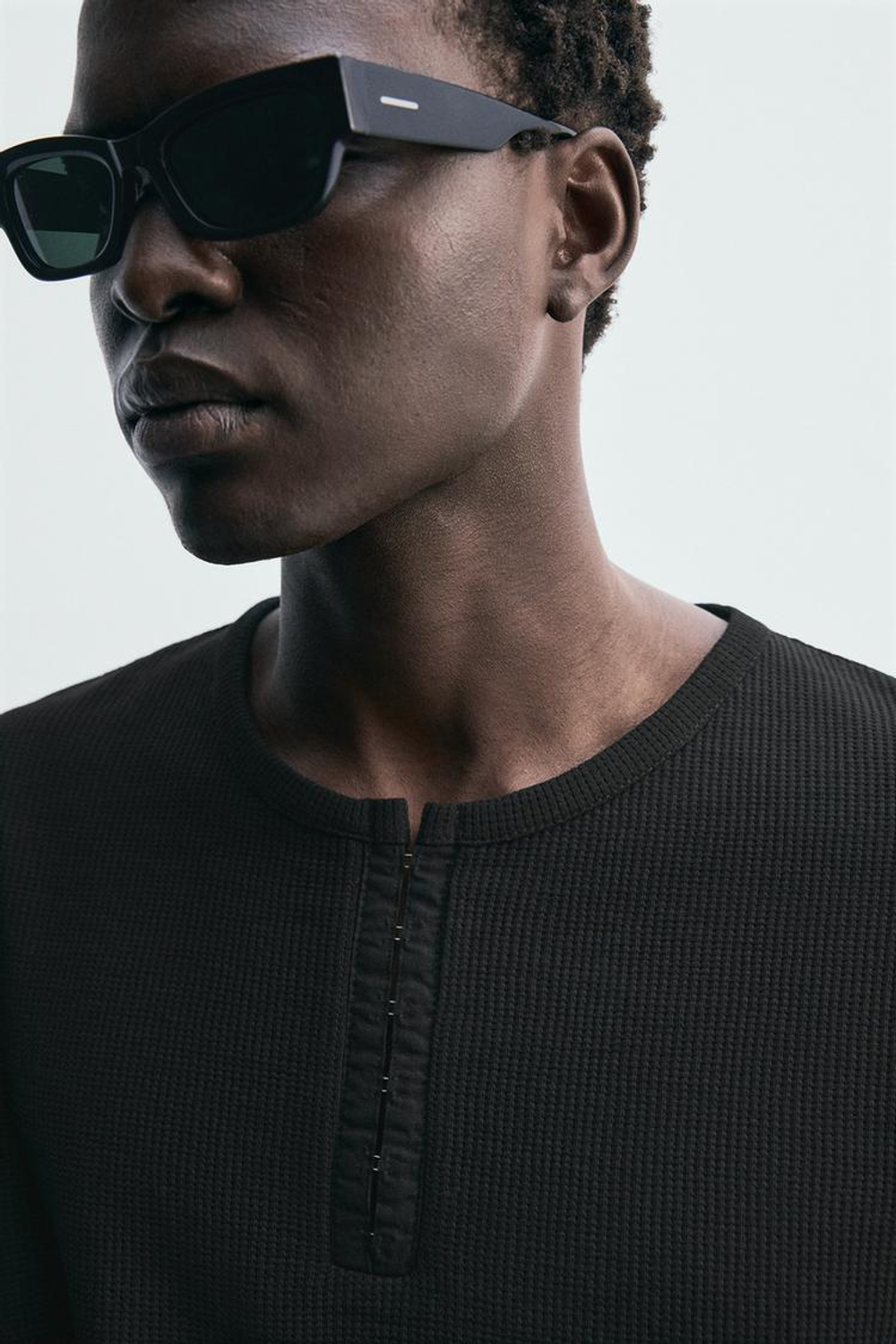 ZARA ФУТБОЛКА В РУБЧИК С ВОРОТНИКОМ НА КНОПКАХ, ЧЕРНЫЙ