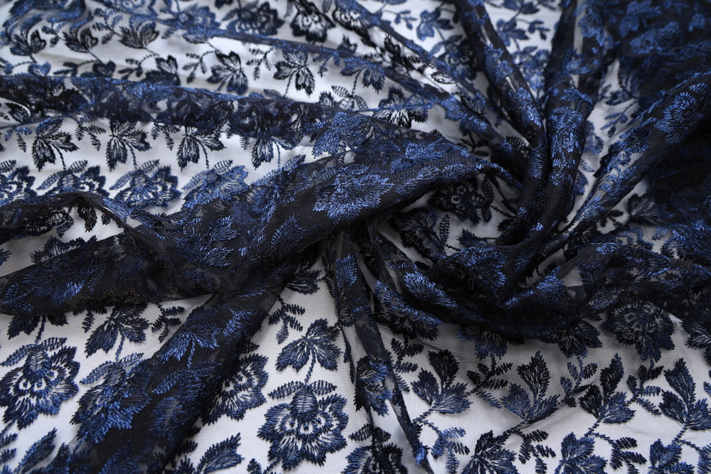 Вышивка на сетке темно-синяя