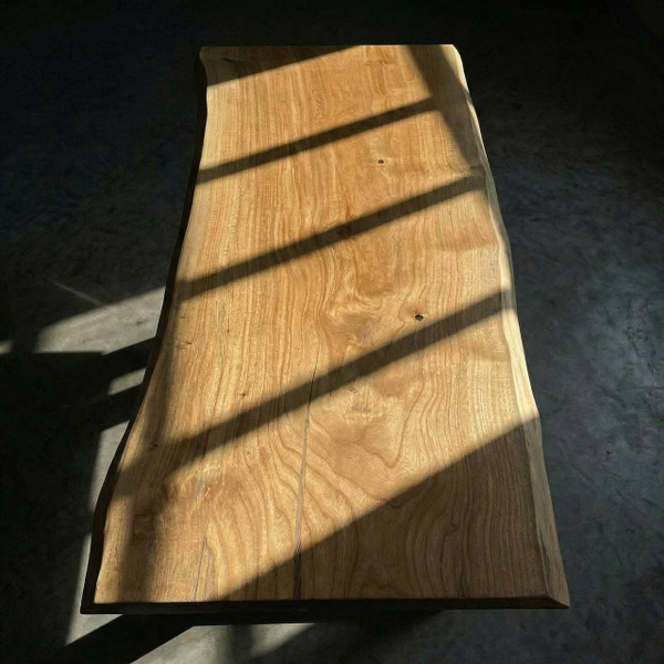 Стол из цельного горного тополя