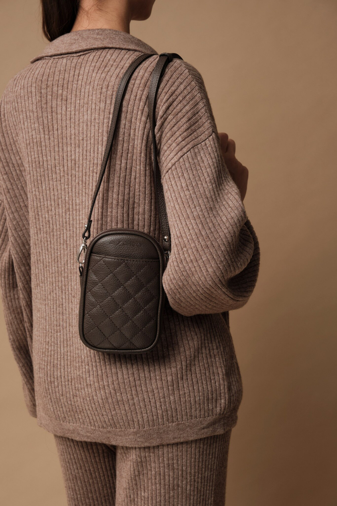 Сумка кожаная на плечо кросс-боди темно-коричневая