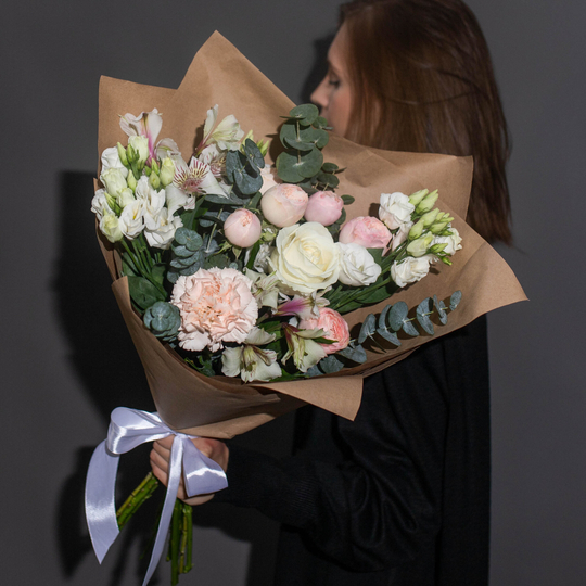 Букет цветов  с эустомой и пионовидной розой