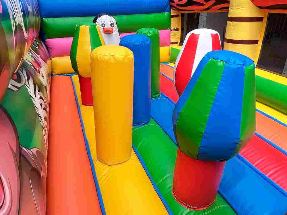 Коммерческий надувной батут «Зоопарк» с крышей, 15*7*9 м.