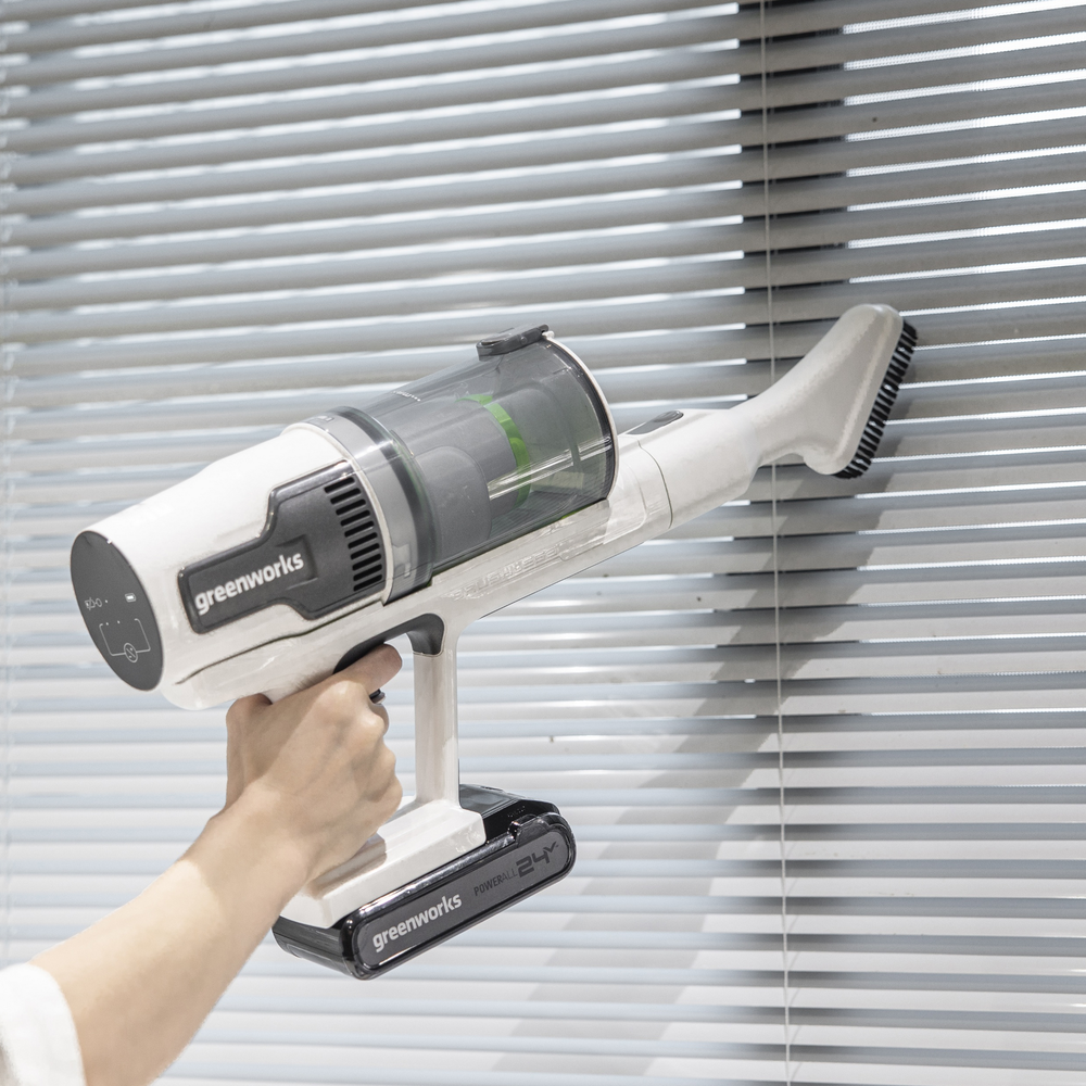 Пылесос вертикальный акк. Greenworks SV24360, 24V, б/щет, 250 Вт, 17 кПа, электрощетка, 2 насадки, LED, белый+серебро, 1х4Ач и ЗУ (4702107UB)