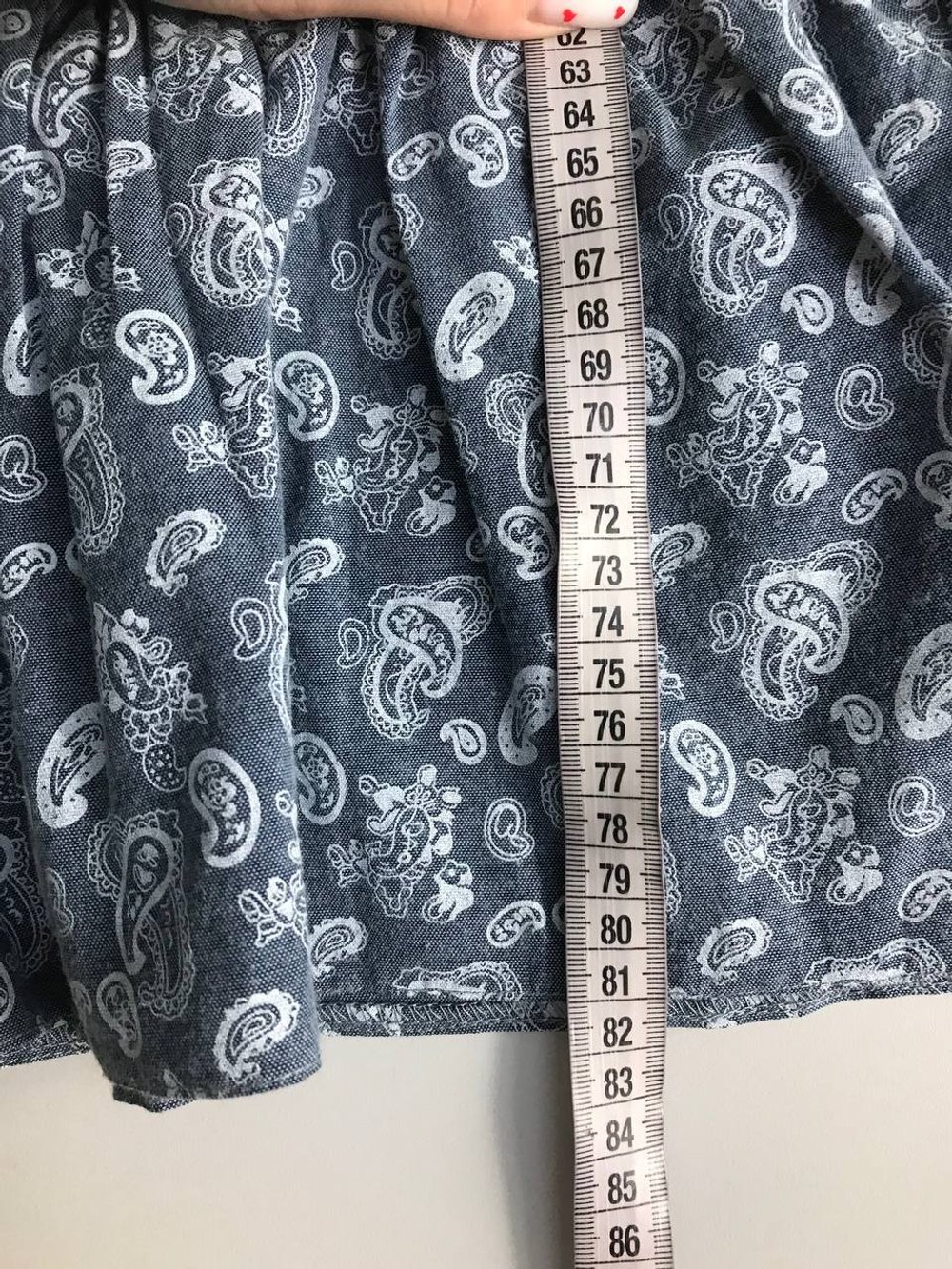 Платье лаконичного кроя и спокойного дизайна на рост 164 см