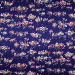 Шелковый атлас с мелкими букетами на фиолетовом