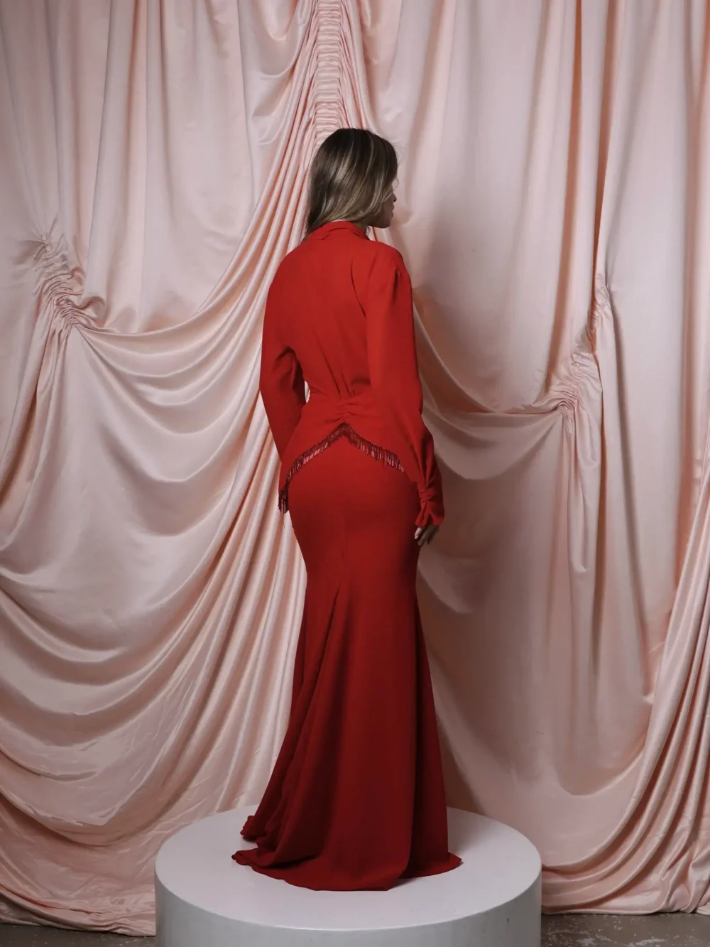 Платье со шлейфом и бисером, Красное