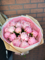 Букет 15 пионов в оформление