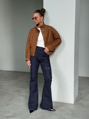 Коричневый бомбер из эко-замши