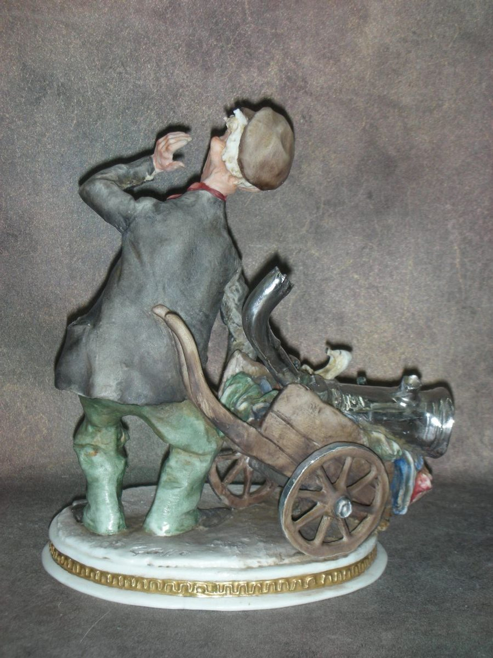 Статуэтка. Фарфор. Старьёвщик. Capodimonte. Италия