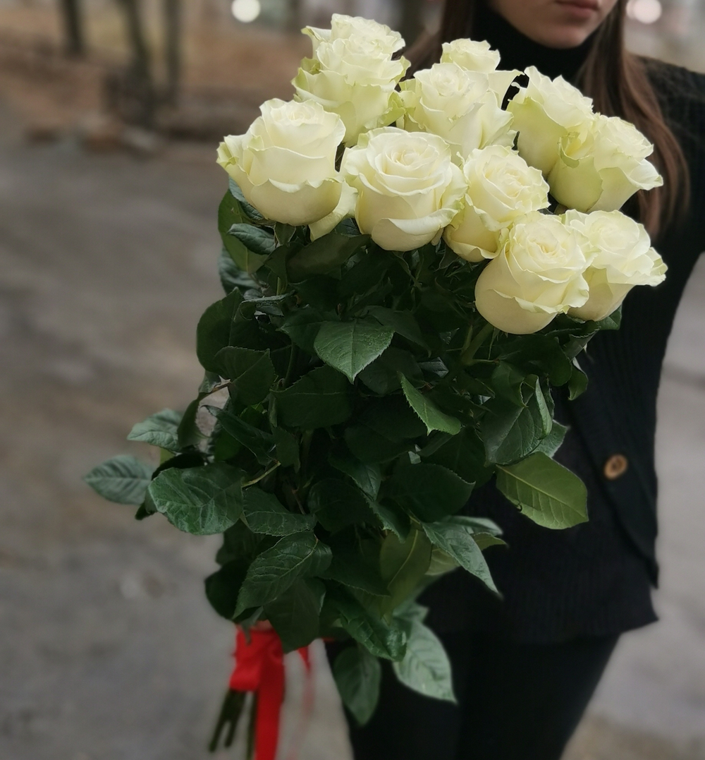 11 белых роз