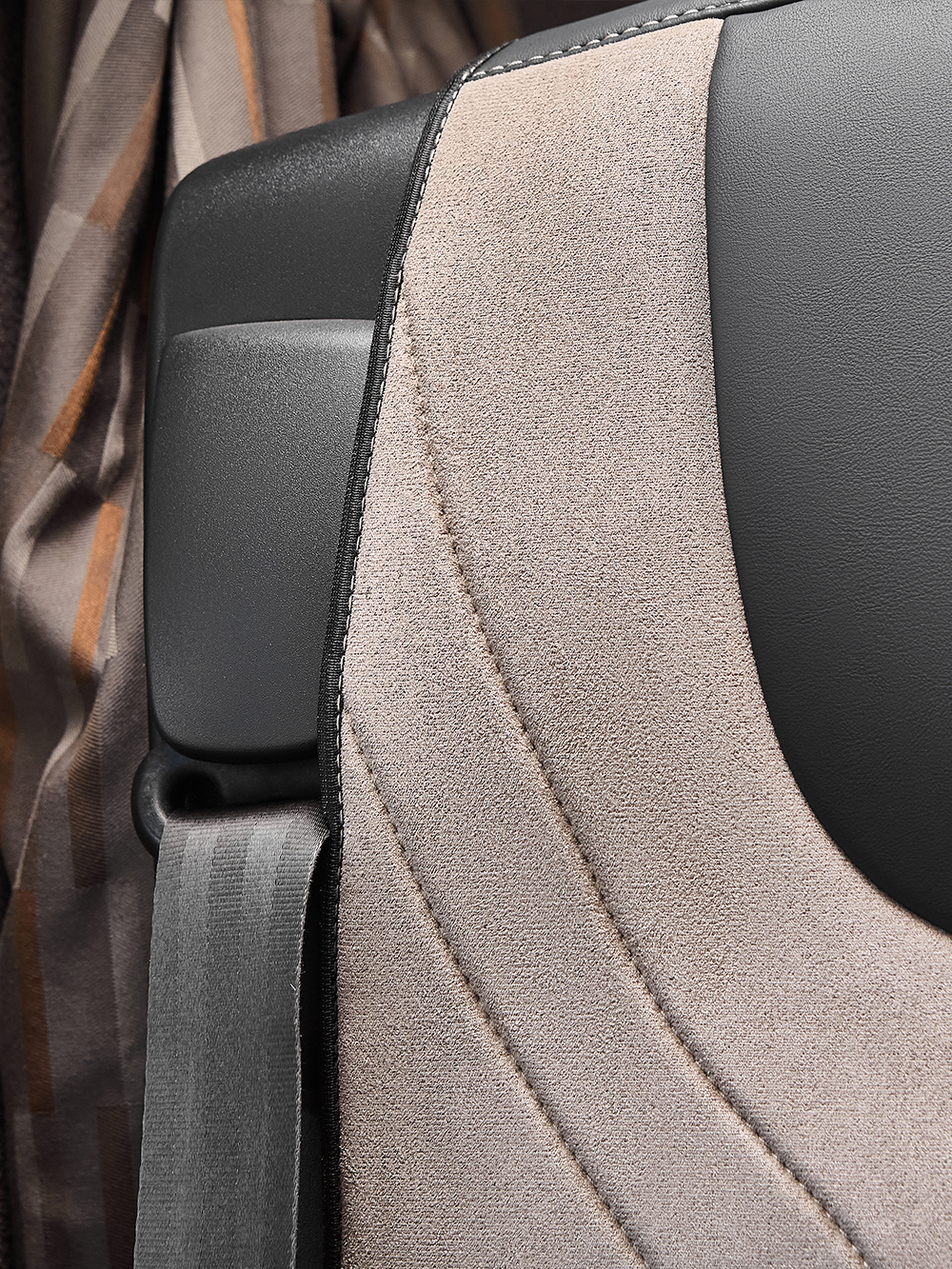 Чехлы Люкс DAF XF 106 (экокожа, черный цвет, бежевая вставка)