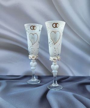 Свадебные бокалы , белые с сердцем и цветочками на ножке