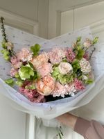 Букет сборный из хелеборуса, лизиантуса, хризантемы и веток спиреи