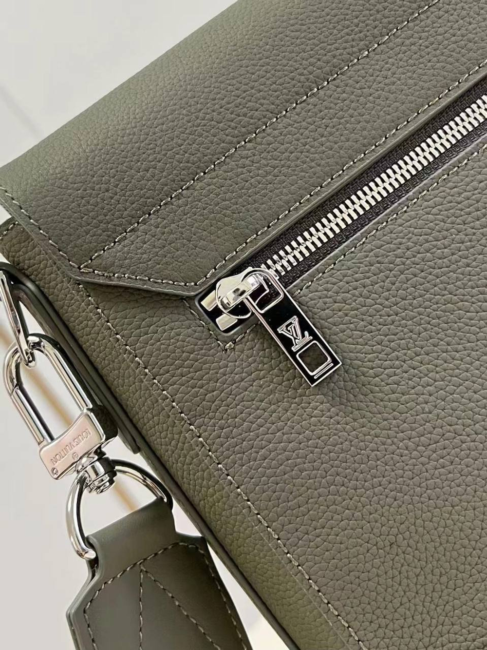 Сумка-мессенжер Louis Vuitton