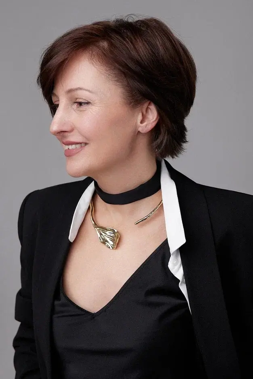 Колье-обруч Flora Belissima ассиметричный плоский лепесток, оттенок золото