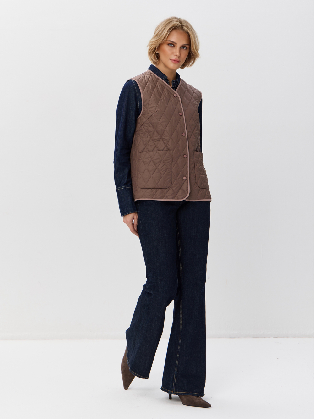 Легкий стеганый жилет с накладными карманами