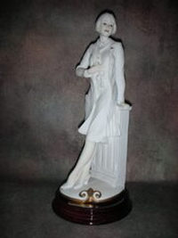 Статуэтка. Фарфор. Женщина врач. Capodimonte. Италия