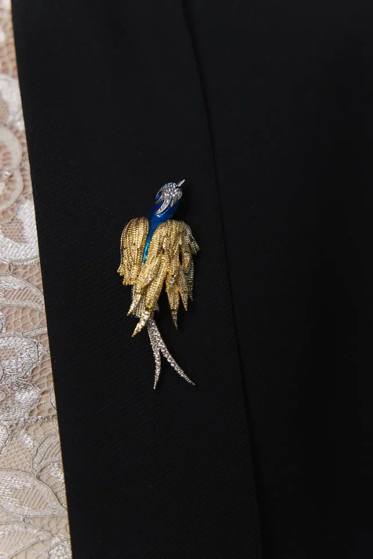 Брошь-подвеска птица с цирконами и синей эмалью, оттенки:золото и серебро